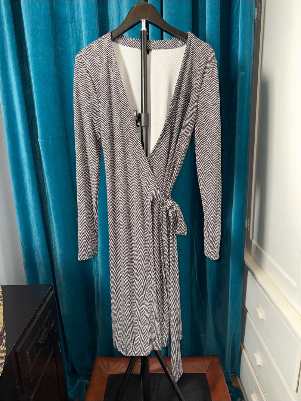 Ann Taylor Chevron Wrap Dress 10P Petite Black White Long Sleeve Geometric